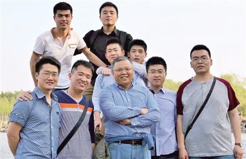 中國僑網(wǎng)黃大年(前排中)與學(xué)生外出徒步(資料圖)。