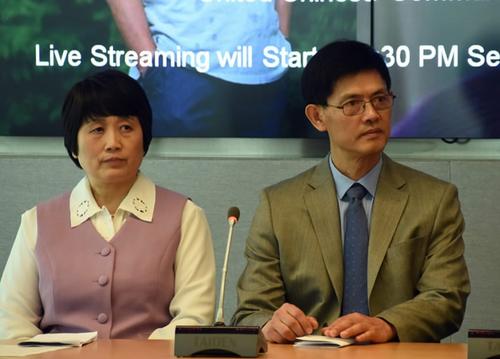 中國僑網(wǎng)美國聯(lián)邦政府雇員陳霞芬(左)和天普大學(xué)物理系臨時(shí)主任郗小星2015年9月15日在華盛頓的記者會上講話。(美國中文網(wǎng)/資料圖)