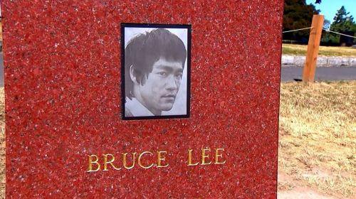 中國僑網(wǎng)位于西雅圖的李小龍墓地(美國《僑報(bào)》/KOMO 4電視臺(tái))