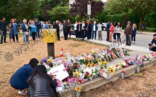 中國(guó)僑網(wǎng)近百市民22日傍晚在本拿比中央公園外,以燭光追思沈小雨。 (加拿大《星島日?qǐng)?bào)》)