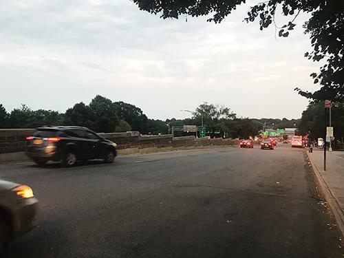 中國僑網(wǎng)圖為發(fā)生事故的大中央車道交友聯(lián)大道。(紐約《僑報》/王伊琳 攝)