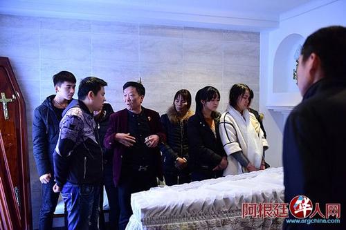 中國僑網(wǎng)旅阿僑領為受害家屬送關懷。(阿根廷華人網(wǎng))