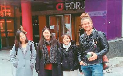 中國僑網(wǎng)王秀雅(左一)和同學在一起