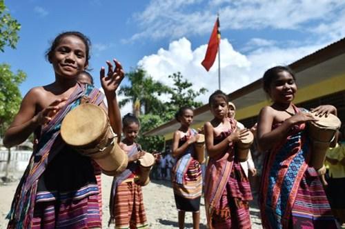中國僑網(wǎng)資料圖片:在東帝汶首都帝力,身著民族服飾的學(xué)生們 新華社發(fā)