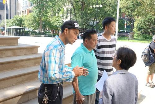 中國(guó)僑網(wǎng)陳倩雯與華裔外賣(mài)員交談了解情況。(美國(guó)《世界日?qǐng)?bào)》/金春香 攝)