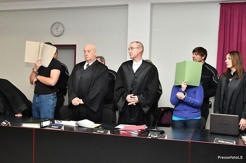 中國(guó)僑網(wǎng)被告人及其前女友在法院受審