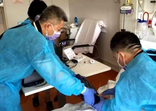 中國僑網(wǎng)中國駐意大利使館領事部主任李帆為黃鳳英老人采集指紋。(意大利歐聯(lián)通訊社)