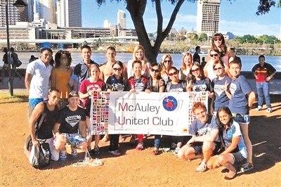 中國僑網(wǎng)韓瑛婷(前排左五)在澳大利亞布里斯班參加學生會的迎新活動