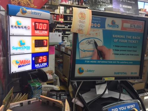 中國(guó)僑網(wǎng)勁球彩券獎(jiǎng)金沖上7億,吸引民眾紛紛購(gòu)買(mǎi)。(美國(guó)《世界日?qǐng)?bào)》/楊青 攝)