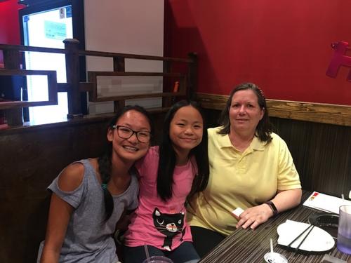 中國僑網贛楓樺(中)感恩媽媽的照顧和支持。(美國《世界日報》/李碩 攝)