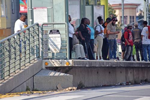 中國僑網(wǎng)華裔婦女被推下的公車站月臺(tái),離地面有五尺高。(美國《世界日?qǐng)?bào)》/李秀蘭 攝)