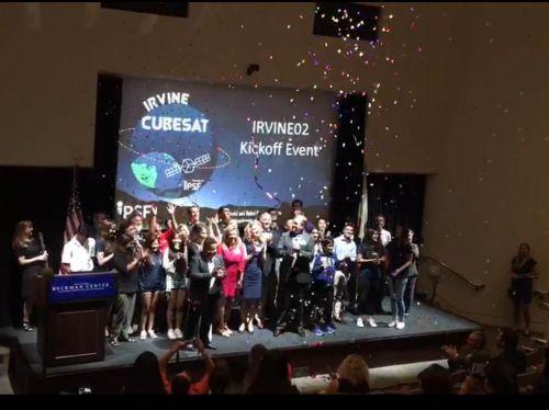 中國僑網(wǎng)9月6日,美國聯(lián)邦航空航天局支持指導(dǎo)下的爾灣高中生微型航天衛(wèi)星發(fā)射項(xiàng)目CubeSat - “爾灣2號衛(wèi)星”研發(fā)啟動儀式隆重舉行。(美國《僑報(bào)》/圖片由學(xué)生家長提供)