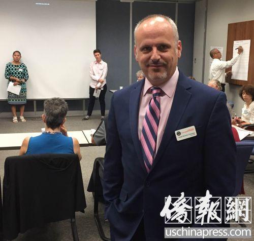 中國僑網(wǎng)橙縣人際關(guān)系委員會主席斯汀伯格。(美國《僑報(bào)》/尚穎 攝)