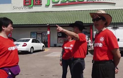 中國(guó)僑網(wǎng)志愿者在巡邏(美國(guó)中文網(wǎng))