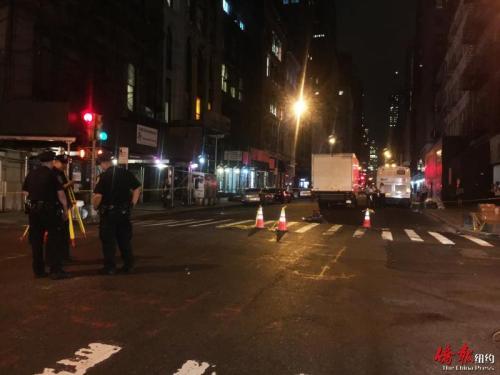 中國僑網(wǎng)警方封鎖車禍發(fā)生的路口并調(diào)查車禍現(xiàn)場。(紐約《僑報(bào)》/張晶 攝)