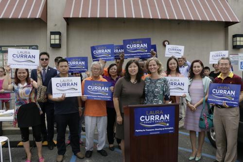 中國僑網(wǎng)孟昭文與華韓裔組織代表為庫倫(前排金發(fā)者)催票。(美國《世界日報》/呂賢修 攝)