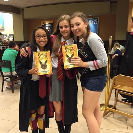 中國(guó)僑網(wǎng)剛奪得世錦賽體操金牌的摩根(左)是個(gè)忠實(shí)哈利波特迷。(美國(guó)《世界日?qǐng)?bào)》援引Instagram)