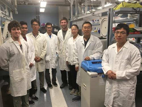 中國僑網(wǎng)葛新(右二)與研究團(tuán)隊(duì)部分成員。(美國《世界日報(bào)》/啟鉻 攝)