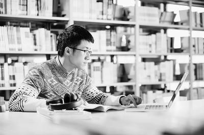 中國(guó)僑網(wǎng)圖為課堂上老師在指導(dǎo)中國(guó)留學(xué)生。光明圖片/視覺(jué)中國(guó)