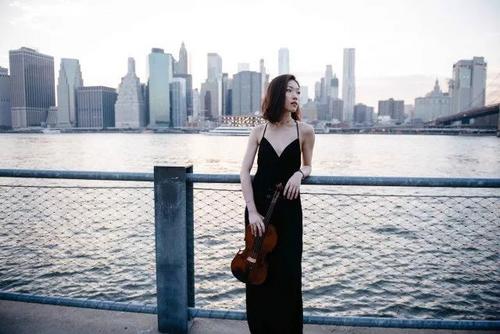 中國僑網(wǎng)身心全都沉浸在音樂中的黃懷䄖