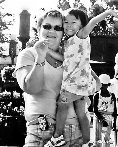 中國僑網(wǎng)摩根與養(yǎng)母在一起