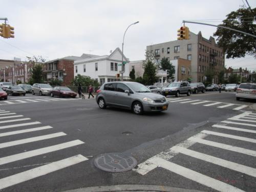 中國(guó)僑網(wǎng)劉百嚴(yán)在飯后出門散步卻在路口遭到撞擊。(美國(guó)《世界日?qǐng)?bào)》/顏嘉瑩 攝)