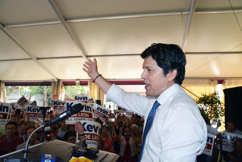 中國僑網(wǎng)德利昂向臺(tái)下支持者揮手致意,信心十足。(美國《世界日?qǐng)?bào)》/丁曙 攝)