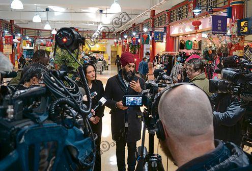 中國僑網(wǎng)駔勉誠(中)與關(guān)慧貞在華埠廣場與記者會面。(加拿大《星島日報》 馮瑞熊攝)