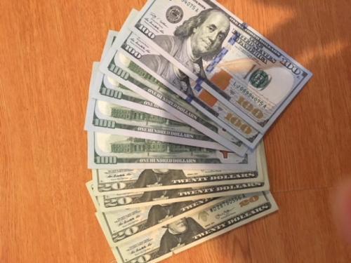 中國僑網(wǎng)資料圖:美元。(美國《世界日報(bào)》記者王善言/攝影)