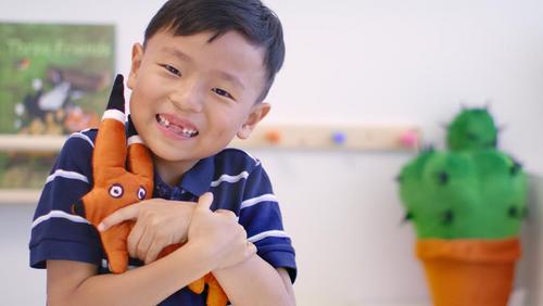 中國僑網(wǎng)亞裔男童畫作被宜家做成玩具全球發(fā)售。(《廣告人報》圖片)