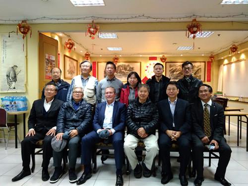 中國僑網(wǎng)座談會后,伏維爾戈(前排左三)和與會嘉賓合影。(法國《歐洲時報》/黃冠杰 攝)
