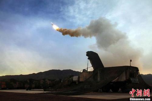 中國僑網(wǎng)資料圖:導(dǎo)彈在精確制導(dǎo)下飛向高空目標(biāo)。中新社發(fā) 李明 攝 圖片來源:CNSPHOTO