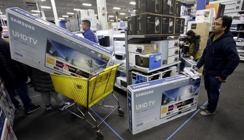 中國僑網(wǎng)民眾在紐約法拉盛百思買掃貨。(美國《世界日報(bào)》援引美聯(lián)社)