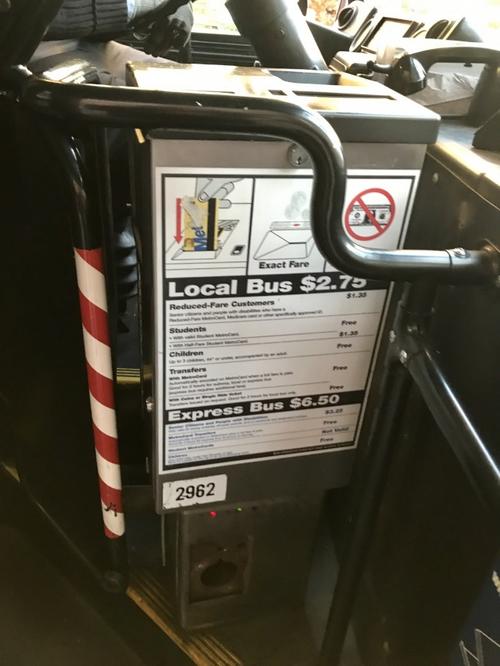 中國僑網(wǎng)公交車投幣箱(美國《世界日報》 俞姝含/攝影)