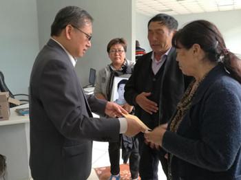 中國僑網(wǎng)陳世杰參贊慰問遇難者家屬