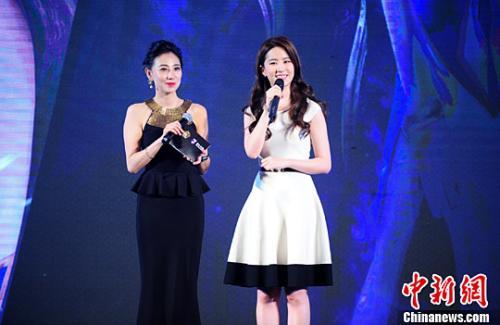 中國(guó)僑網(wǎng)資料圖:劉亦菲(右) 中新社記者 陳文 攝