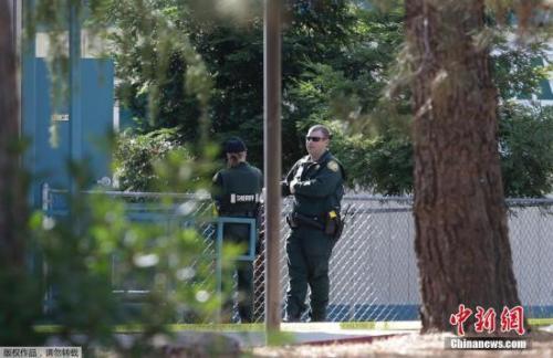 中國(guó)僑網(wǎng)資料圖:正在執(zhí)行任務(wù)的美國(guó)警察。