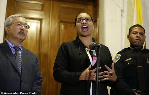 中國僑網(wǎng)圖為李孟賢(左一)與倫登·布里德(左二)。(圖片來源:《每日郵報》)