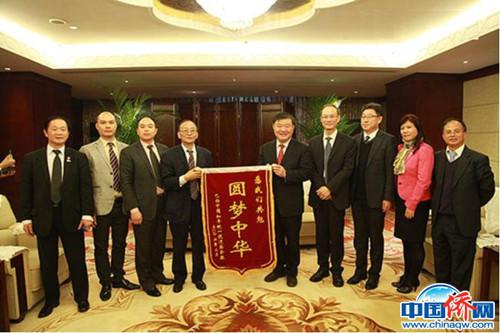 中國僑網(wǎng)作者(左四)隨團訪問中國。(作者供圖)