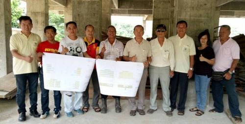 中國僑網(wǎng)溫金海(左五)與理事等巡視骨灰閣工程進展。(馬來西亞《星洲日報》)