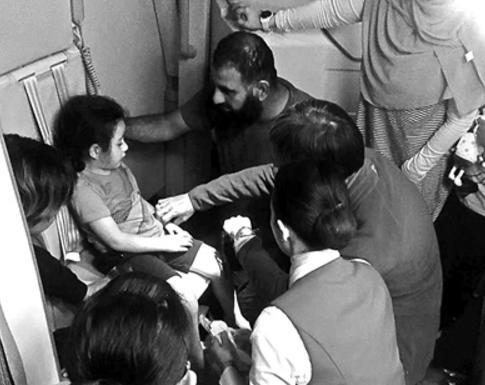 中國僑網(wǎng)眾人合力急救患病小男孩