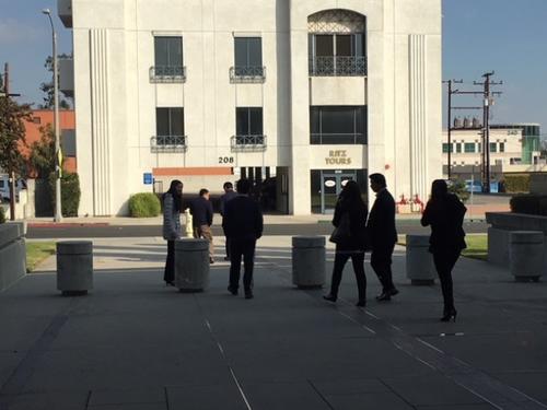 中國(guó)僑網(wǎng)李慧的家人在阿罕布拉市處理女兒后事。(美國(guó)《世界日?qǐng)?bào)》/楊青 攝)