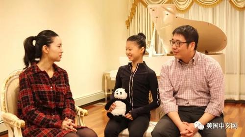 中國(guó)僑網(wǎng)張?jiān)匠c爸爸張弛(圖片均來(lái)自美國(guó)中文網(wǎng)微信公眾號(hào))