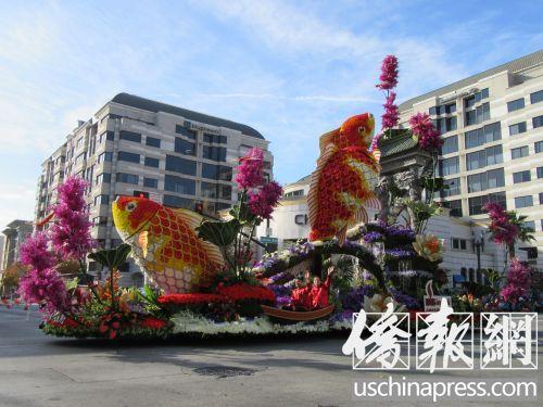 中國僑網(wǎng)帕薩迪納華人企業(yè)誠保利集團(Singpoli Group)與美國巴鼎集團(American BD)合力打造的“魚躍龍門:自強不息”奪人眼球。(美國《僑報》/翁羽 攝)