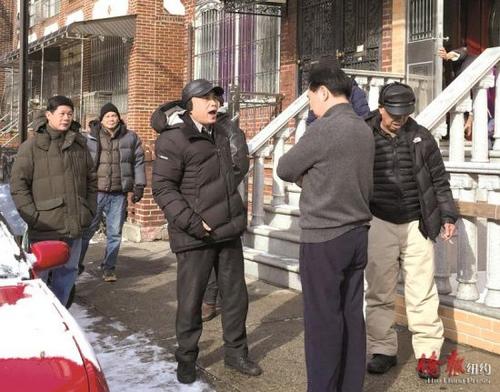 中國(guó)僑網(wǎng)福建同鄉(xiāng)會(huì)常務(wù)副主席施廣義被打后31日前去找該會(huì)現(xiàn)任主席陳學(xué)順理論。 (美國(guó)《僑報(bào)》 攝)