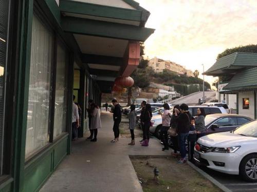 中國僑網(wǎng)蒙特利公園市一家餐廳門前排隊買羊肉片的人群。(美國《世界日報》)