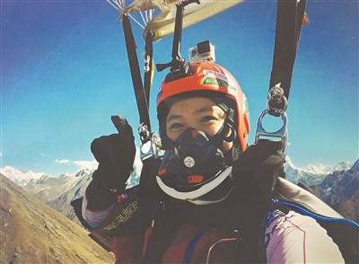 中國僑網(wǎng)于音在翼裝飛行。