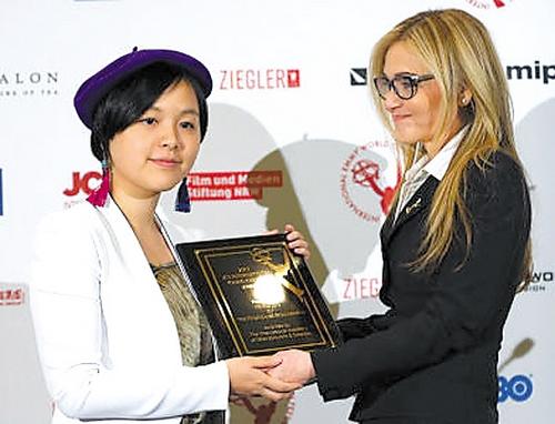 中國(guó)僑網(wǎng)駱翼云接受頒獎(jiǎng) 受訪人供圖