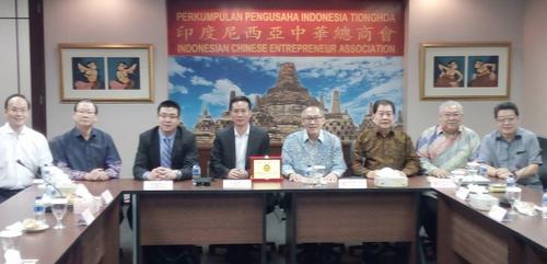 中國僑網雙方結束交流后合影留念。(印度尼西亞《星洲日報》圖片)