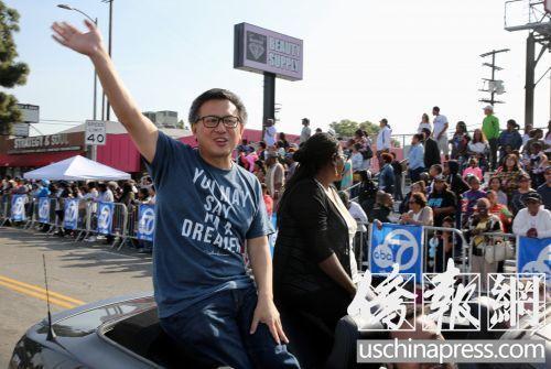 中國僑網(wǎng)資料圖:美國加州州長選舉惟一華裔候選人江俊輝,在游行隊伍中向觀眾揮手致意。(美國《僑報》/邱晨 攝)